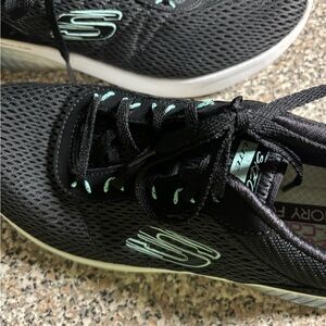 Skechers Women's Air-cooled Memory Foam Sneakers Size 9.5 (9 1/2). Worn once